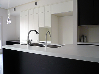 sites/corian.jp/IMG/jpg/my_style_kitchen_modern04_img01.jpg